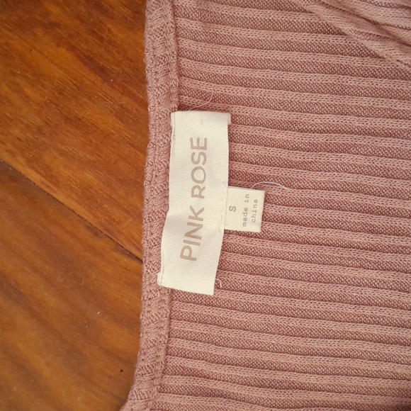 🎉Pink Rose Size small Ribbed Crop top w/ adjustable length, lettuce hem sleeve - Picture 3 of 4